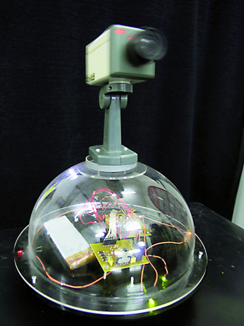 •	Foto: Ricardo Iglesias, prototipo robot de la instalación Surveillance Cameras: they are alive!!, 2009.