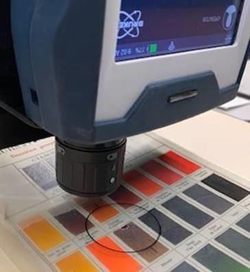 Handheld RAMAN measuring an historical colour chart from Royal Talens.